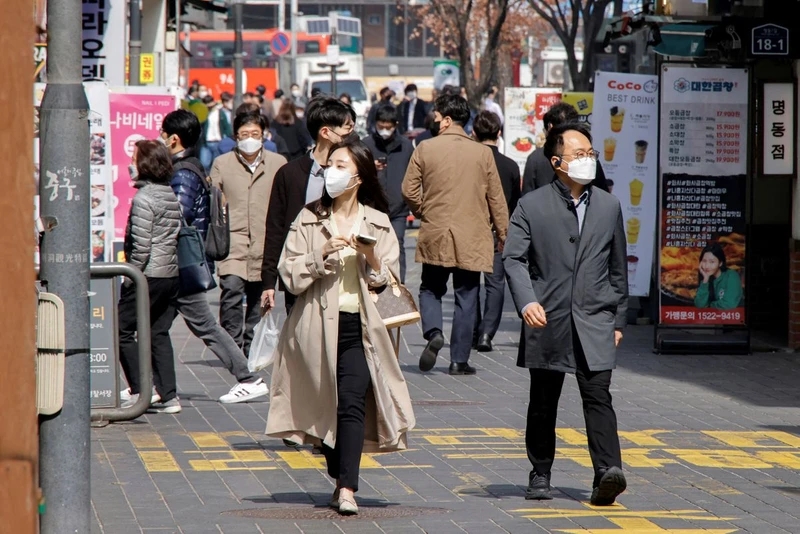 Người dân đeo khẩu trang khi đi trên đường phố Seoul, Hàn Quốc, ngày 16/3. (Ảnh: Reuters)