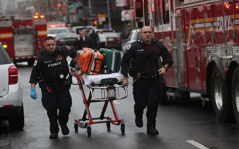 Nhân viên ứng phó khẩn cấp làm nhiệm vụ gần hiện trường vụ nổ súng tại nhà ga tàu điện ngầm ở Brooklyn, ngày 12/4. (Ảnh: Reuters)