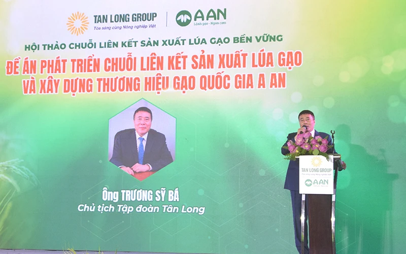 Chủ tịch Hội đồng quản trị Tập đoàn Tân Long Trương Sỹ Bá trình bày tại hội thảo.