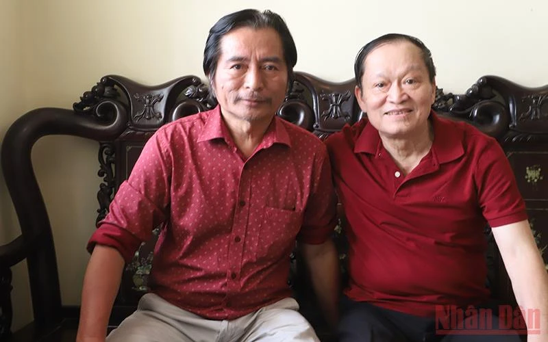 Họa sĩ Ngô Xuân Khôi (trái) và tác giả bài viết. 
