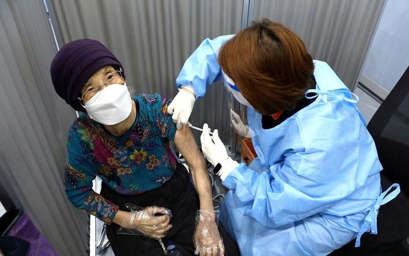 Người cao tuổi Hàn Quốc tiêm vaccine Pfizer-BioNTech phòng Covid-19 tại 1 trung tâm tiêm chủng ở Seoul, Hàn Quốc. (Ảnh: Reuters)