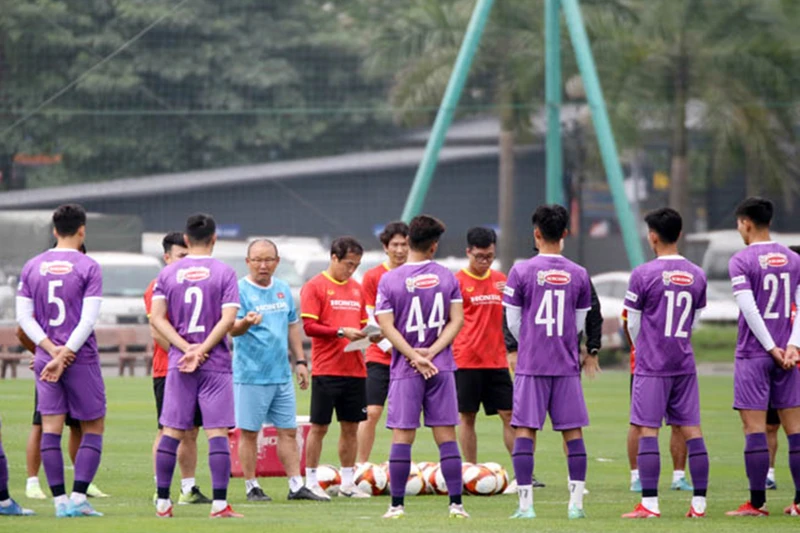 Huấn luyện viên Park Hang-seo dặn dò các tuyển thủ U23 Việt Nam trước buổi tập. (Ảnh: VFF)