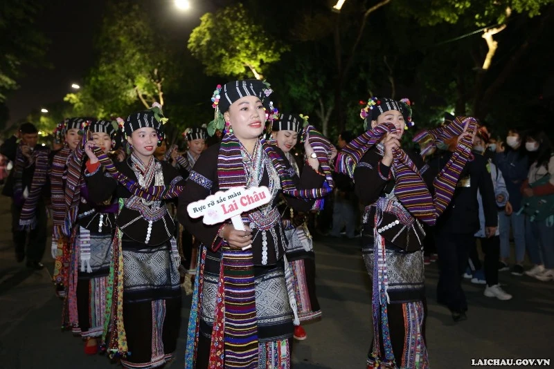 Hoạt động Carnaval có sự tham gia của đông đảo diễn viên, nghệ nhân các dân tộc tỉnh Lai Châu. (Nguồn ảnh: laichau.gov.vn)