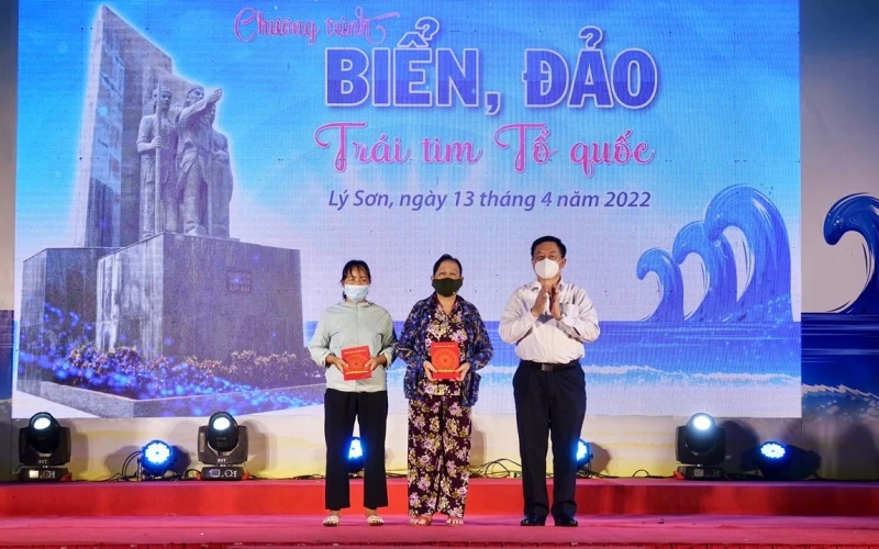 Đồng chí Nguyễn Trọng Nghĩa trao tặng quà các hộ nghèo huyện đảo Lý  Sơn.