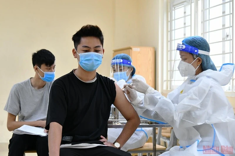 Tiêm vaccine phòng Covid-19 cho học sinh trung học phổ thông tại Hà Nội.( Ảnh: Thủy Nguyên)