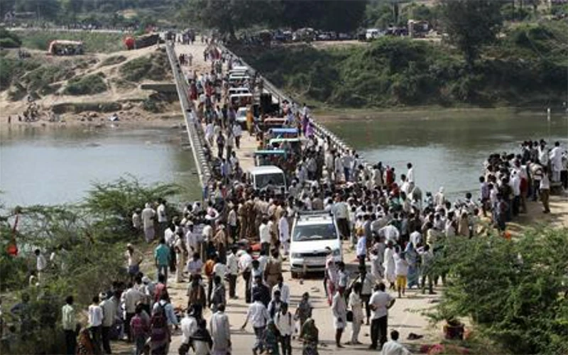 Người dân di chuyển qua cầu sau vụ giẫm đạp gần đền Ratangarh, tại bang Madhya Pradesh, Ấn Độ, ngày 13/10/2013. (Ảnh: Reuters)