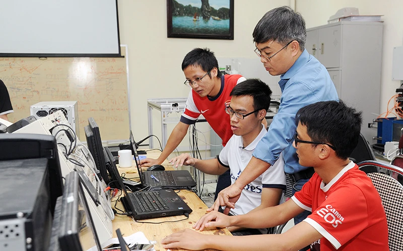 Sinh viên Trường đại học Bách khoa Hà Nội thực hành tại phòng thí nghiệm. (Ảnh QUANG ANH) 