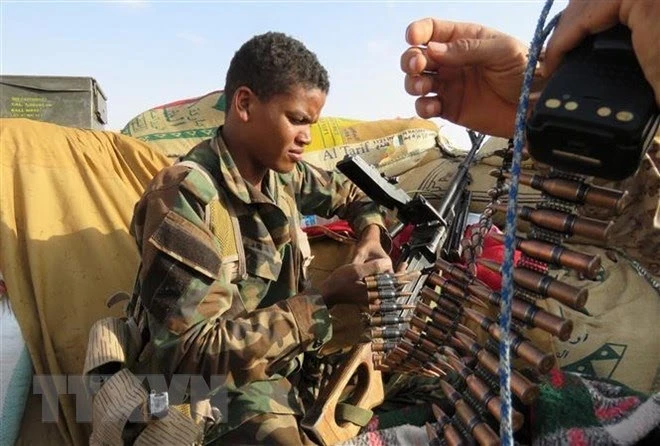 Binh sĩ thuộc lực lượng ủng hộ chính phủ Yemen giao tranh với các tay súng lực lượng Houthi tại Marib, Yemen. (Ảnh: AFP/TTXVN)