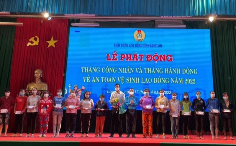 Lãnh đạo Liên đoàn Lao động tỉnh Long An trao tặng quà cho công nhân lao động tại lễ phát động Tháng công nhân và hưởng ứng Tháng hành động về an toàn, vệ sinh lao động năm 2022. 