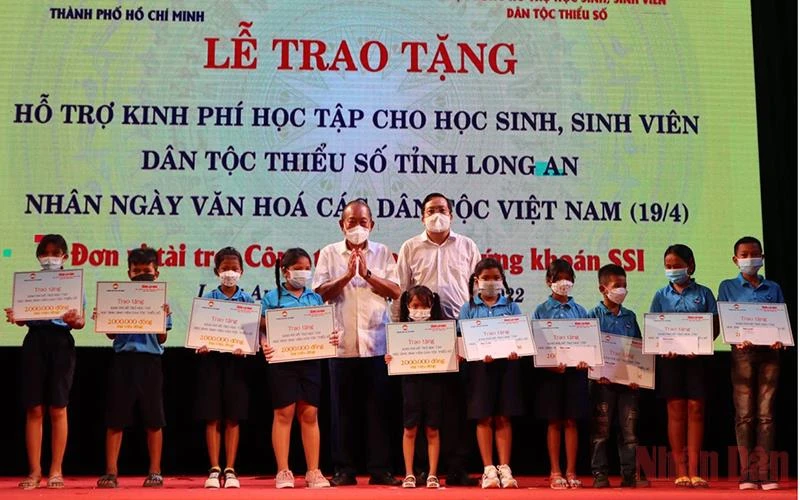 Nguyên Phó Thủ tướng Thường trực Chính phủ Trương Hòa Bình trao kinh phí học tập cho học sinh dân tộc thiểu số có hoàn cảnh khó khăn tại Long An.