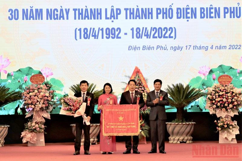 Thừa ủy quyền Thủ tướng Chính phủ, đồng chí Lê Thành Đô, Chủ tịch UBND tỉnh Điện Biên trao Cờ Thi đua của Thủ tướng Chính phủ tặng thành phố Điện Biên Phủ.