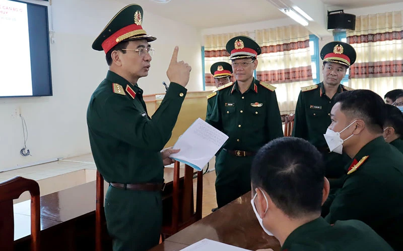 Đại tướng Phan Văn Giang trao đổi với giảng viên một số bộ môn về nội dung giảng dạy.