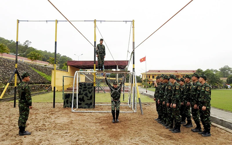 Chiến đấu viên đặc công nhái chống khủng bố của Lữ đoàn Ðặc công hải quân 126, luyện tập kỹ thuật nhảy dù. 