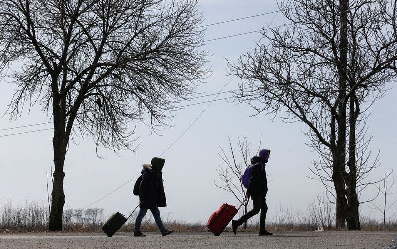 Người dân Ukraine sơ tán khỏi thành phố Mariupol ngày 20/3/2022. (Ảnh: Reuters)