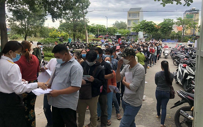 Người lao động xếp hàng đợi làm thủ tục rút bảo hiểm xã hội một lần tại Bảo hiểm xã hội thành phố Thủ Ðức (thành phố Hồ Chí Minh). (Ảnh LÊ TUYẾT) 