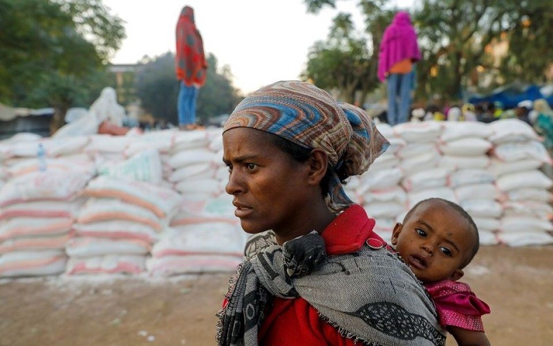 Người dân xếp hàng chờ nhận lương thực cứu trợ tại thị trấn Shire, vùng Tigray, Ethiopia. (Ảnh: Reuters)