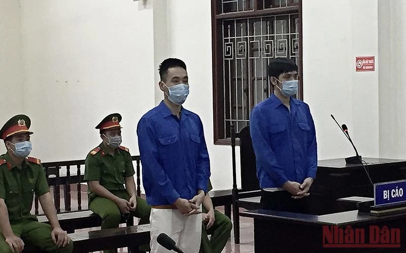 Đối tượng Trần Mạnh Linh và Nguyễn Tiến Minh tại phiên tòa.