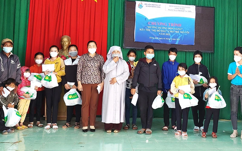 Hội Liên hiệp Phụ nữ huyện Krông Búk tổ chức chương trình kết nối “Mẹ đỡ đầu” cho trẻ mồ côi năm 2022.