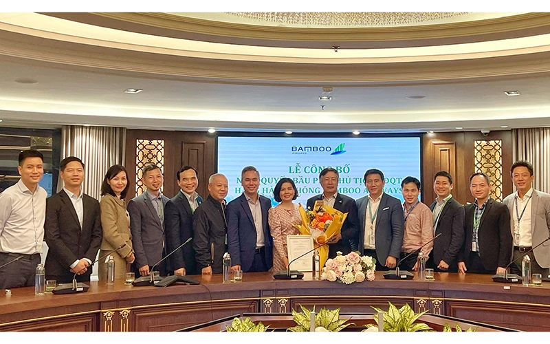 Ông Nguyễn Ngọc Trọng (đứng thứ 6 từ phải qua) được bổ nhiệm giữ chức vụ Phó Chủ tịch Hội đồng quản trị Hãng hàng không Bamboo Airways.