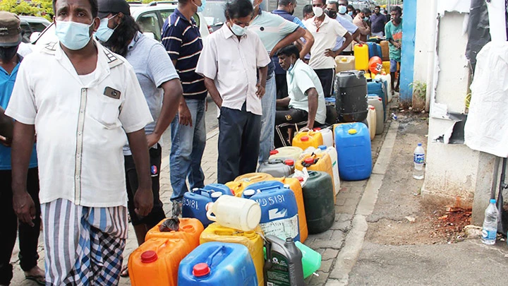 Tình trạng thiếu nhiên liệu nghiêm trọng ở Thủ đô Colombo của Sri Lanka. Ảnh: GETTY IMAGES