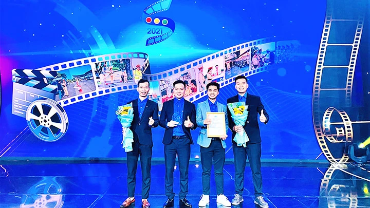 Các thành viên nhận giải thưởng lại Liên hoan phim.