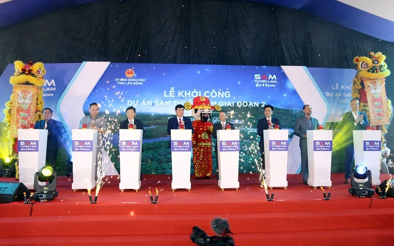 Lãnh đạo tỉnh Lâm Đồng và nhà đầu tư bấm nút khởi công dự án SAM Tuyền Lâm giai đoạn 2.