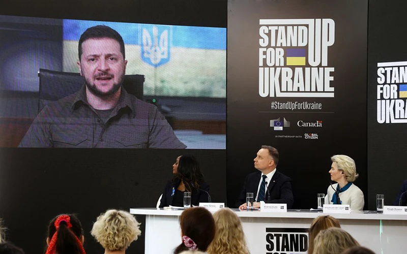 Tổng thống Ukraine Volodymyr Zelensky tham gia một sự kiện trực tuyến toàn cầu với Chủ tịch Ủy ban châu Âu Ursula von der Leyen và Tổng thống Ba Lan Andrzej Duda, ngày 9/4. (Ảnh: Reuters)