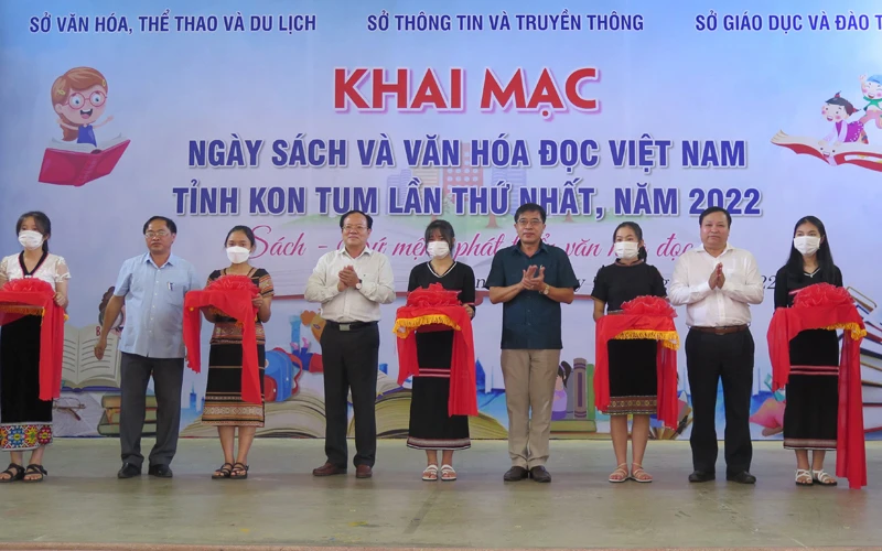 Các đại biểu cắt băng khai mạc Ngày sách và Văn hóa đọc Việt Nam tỉnh Kon Tum lần thứ nhất năm 2022.
