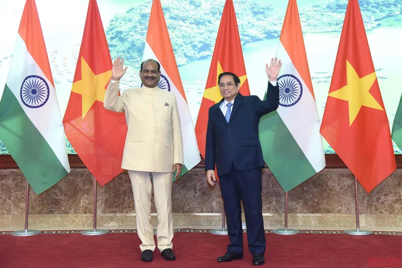 Chủ tịch Hạ viện Cộng hòa Ấn Độ Om Birla và Thủ tướng Phạm Minh Chính. (Ảnh: TRẦN HẢI)