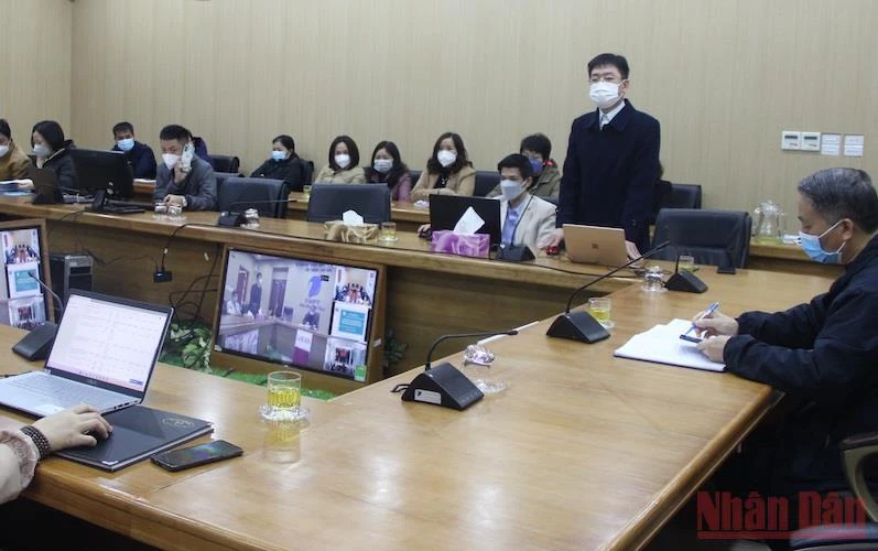 Cán bộ Trung tâm Kiểm soát bệnh tật tỉnh Lạng Sơn triển khai kế hoạch về tiêm vaccine phòng Covid-19 cho các học viên tham gia tập huấn.