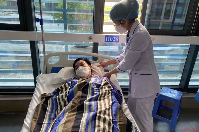 Bệnh nhân ngộ độc lá ngón đang điều trị tại Khoa hồi sức tích cực, chống độc của Bệnh viện đa khoa tỉnh Lạng Sơn. (Ảnh: Hùng Tráng)