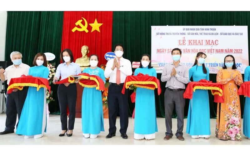 Lãnh đạo tỉnh Ninh Thuận và thành viên Ban Tổ chức cắt băng khai mạc Ngày Sách và văn hóa đọc Việt Nam năm 2022.
