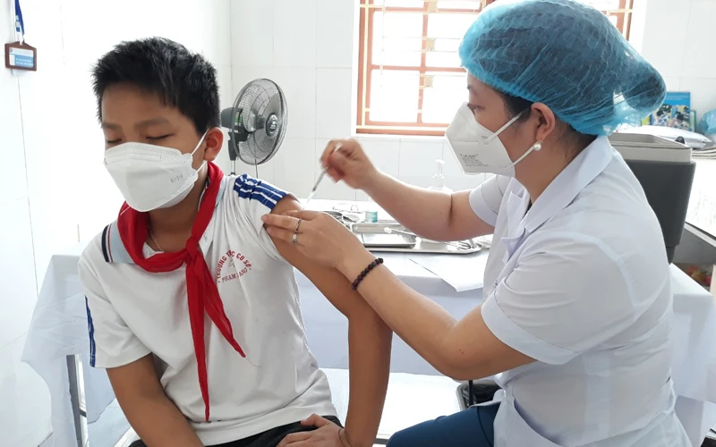 Huyện Đông Hưng (tỉnh Thái Bình) là địa phương đầu tiên triển khai tiêm vaccine ngừa Covid-19 cho trẻ đến 12 tuổi.