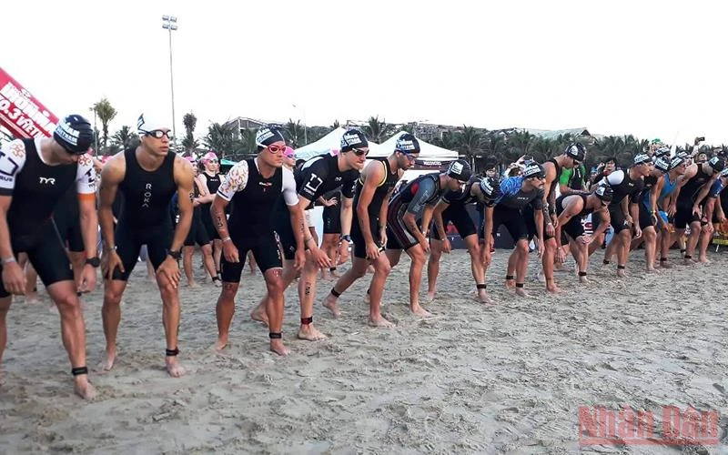 Các vận động viên tham gia tranh tài nội dung bơi 1.9 km tại VNG IRONMAN 70.3 năm 2019.