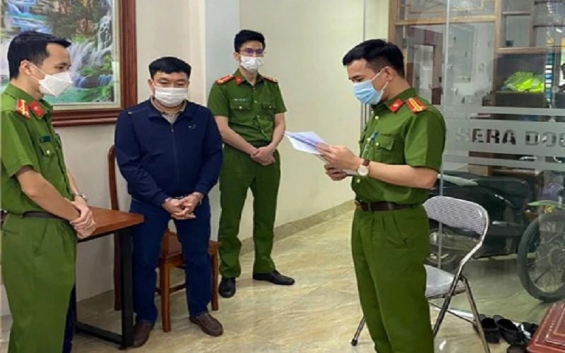 Công an Bắc Giang thi hành lệnh bắt tạm giam đối với bị can.