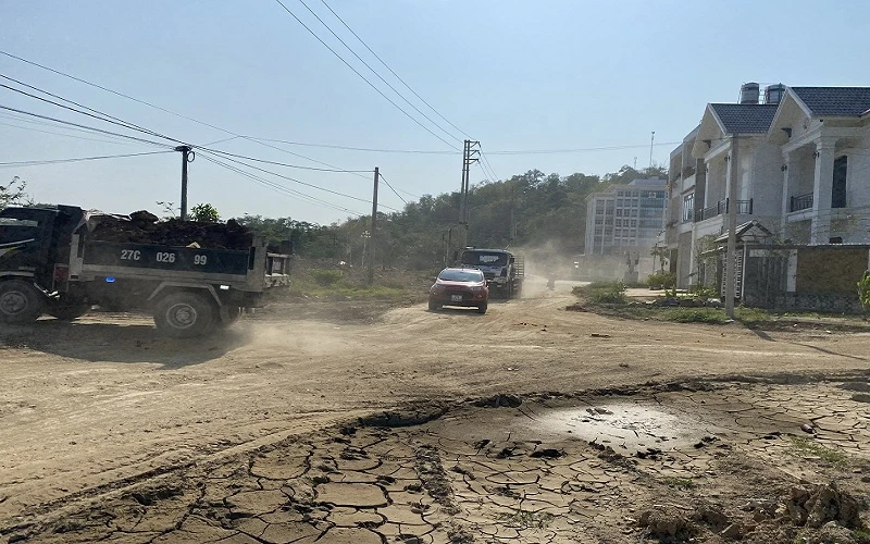 Đoạn tuyến trước Cục Thuế tỉnh qua bản Phiêng Bua trong dự án đường Bệnh viện tỉnh Điện Biên-Tà Lèng lồi lõm, xuống cấp nghiêm trọng.