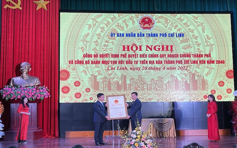 Chủ tịch UBND tỉnh Hải Dương Triệu Thế Hùng trao Quyết định phê duyệt điều chỉnh quy hoạch chung thành phố Chí Linh đến năm 2040.