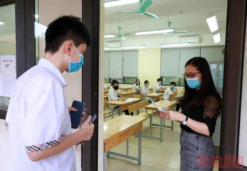 Thi sinh làm thủ tục dự kỳ thi tuyển sinh lớp 10 năm 2021 tại điểm thi Trường THCS Nam Trung Yên (Hà Nội). (Ảnh: DUY LINH)