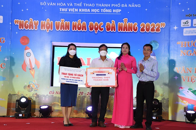 Ban Tổ chức trao tặng tủ sách cho trường học tại Đà Nẵng.