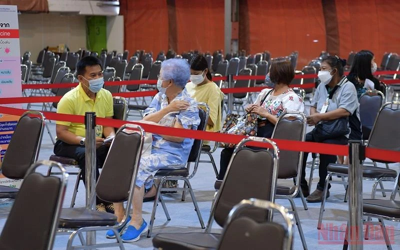 Người cao tuổi đi tiêm chủng tại điểm tiêm chủng Lat Phrao, thủ đô Bangkok. (Ảnh: NAM ĐÔNG)