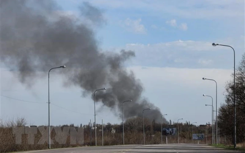 Khói bốc lên từ sân bay ở Dnipro, miền đông Ukraine, ngày 10/4, trong bối cảnh chiến dịch quân sự của Nga đang diễn ra tại Ukraine. (Ảnh: AFP/TTXVN)