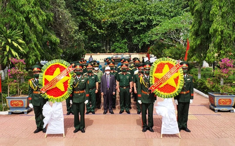 Các đại biểu tham gia Lễ viếng, dâng hoa, dâng hương tại Nghĩa trang Liệt sĩ huyện Đắk Tô.