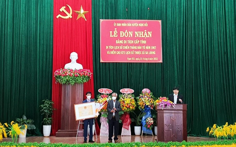 Trao Bằng xếp hạng di tích cấp tỉnh đối với Di tích lịch sử Chiến thắng Đăk Tô năm 1967 và Điểm cao 875 lịch sử cho Ủy ban nhân dân huyện Ngọc Hồi, tỉnh Kon Tum.