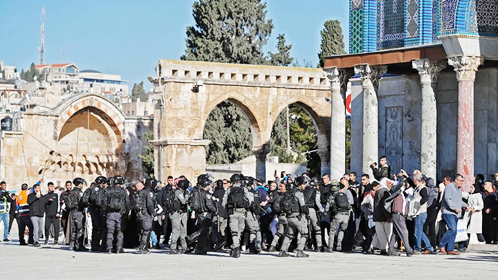 Cảnh sát Israel giải tán đám đông cầu nguyện gần ngôi đền Al Aqsa. Ảnh: REUTERS