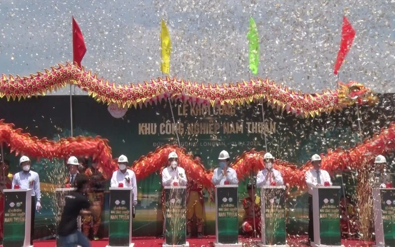 Nguyên Chủ tịch nước Trương Tấn Sang; nguyên Phó Thủ tướng Thường trực Chính phủ Trương Hòa Bình và lãnh đạo tỉnh Long An ấn nút khởi công dự án hạ tầng Khu công nghiệp Nam Thuận. 
