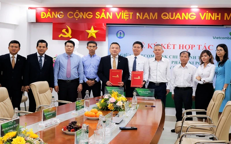 Ông Nguyễn An Quốc - Phó Giám đốc Chi nhánh (thứ 5 từ trái qua) cùng ông Đặng Tất Thành - Tổng Giám đốc công ty Ani Power trao hợp đồng tín dụng dưới sự chứng kiến của lãnh đạo hai bên.