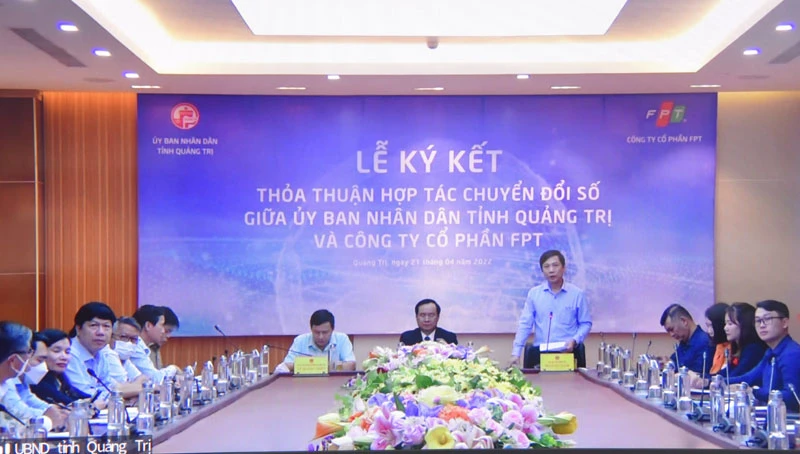 Lãnh đạo tỉnh Quảng Trị và đại diện FPT tham dự Lễ ký kết tại đầu cầu Quảng Trị.