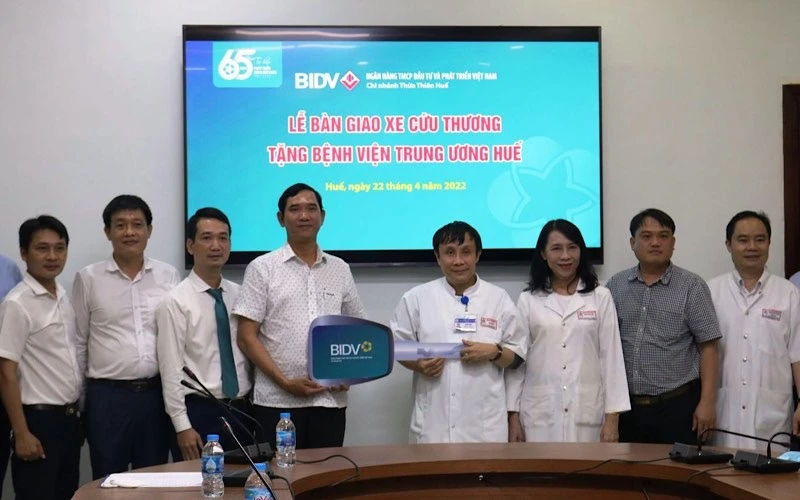 Đại diện BIDV chi nhánh Thừa Thiên Huế trao tặng xe cứu thương cho lãnh đạo Bệnh viện Trung ương Huế.