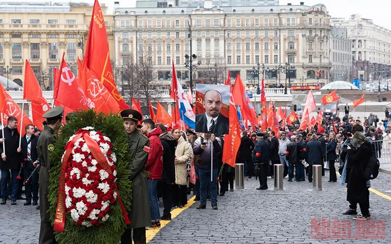 Đoàn người vào Lăng viếng V.I.Lenin. 