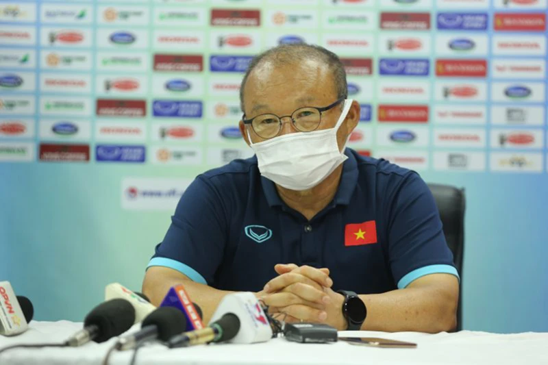 Huấn luyện viên Park Hang-seo trả lời phỏng vấn sau trận tái đấu U20 Hàn Quốc. (Ảnh: VFF)